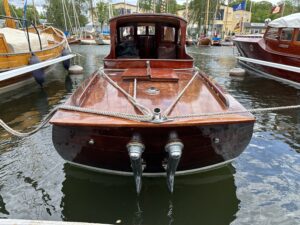 Raket sommaren 2025 på Veteranbåtsfestivalen i Wasahamnen, Stockholm. Akterspegeln är ett av båtens mest karaktäristiska drag – med dubbla avgasrör i krom. Foto: Martin Prieto Beaulieu