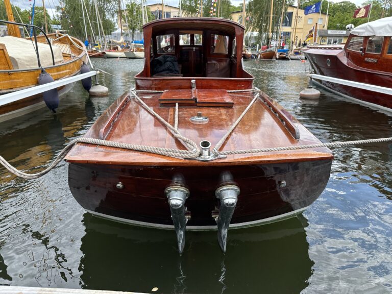 Raket sommaren 2025 på Veteranbåtsfestivalen i Wasahamnen, Stockholm. Akterspegeln är ett av båtens mest karaktäristiska drag – med dubbla avgasrör i krom. Foto: Martin Prieto Beaulieu