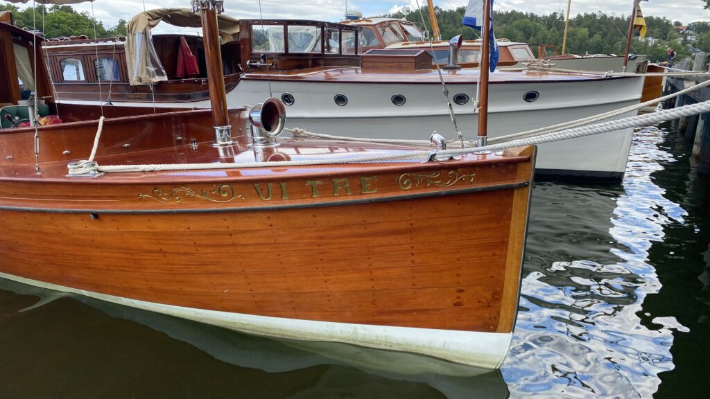 Vi Tre (1907) – C.G. Petterssons salongsbåt ritad för kamrer Conrad Landelius och byggd på Gustaf Ericssons Automobilfabrik i Liljeholmen. Foto: Martin Prieto Beaulieu
