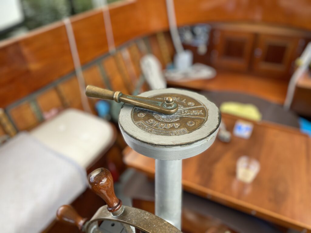 Rattstativ och manövertavla återskapades efter originalunderlaget – och båtens sinnrika, ursprungliga reglageprincip kunde behållas. Foto: Martin Prieto Beaulieu