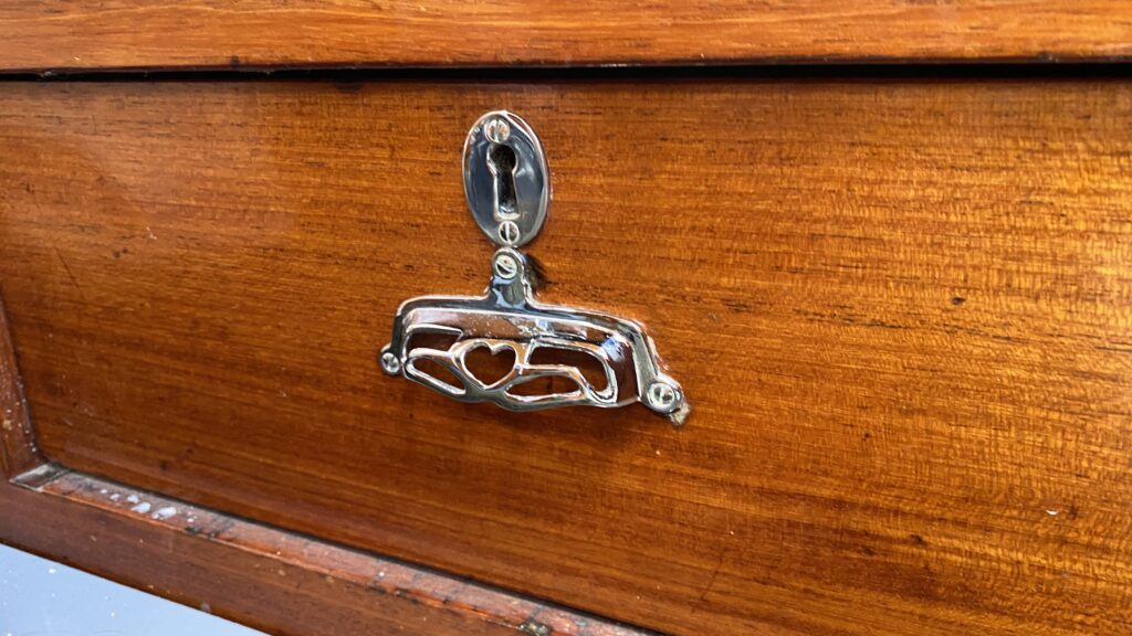 Detaljerna satt redan från början – som lådorna under sofforna med specialgjutna handtag. Foto: Martin Prieto Beaulieu