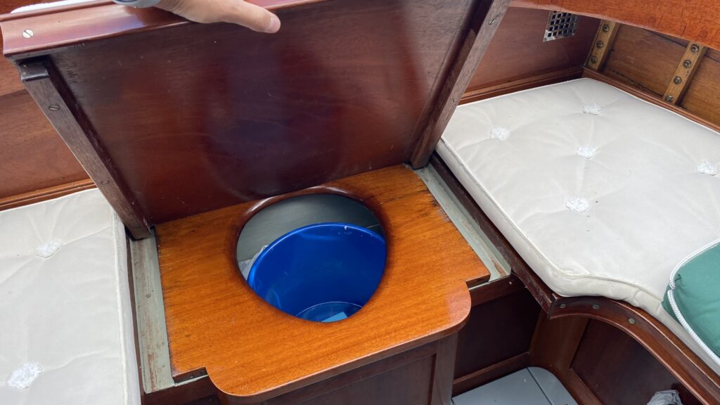 Som på originalritningen: En av de bevarade originaldetaljerna är toastolen i aktern – komplett med toaring i mahogny. Foto: Martin Prieto Beaulieu