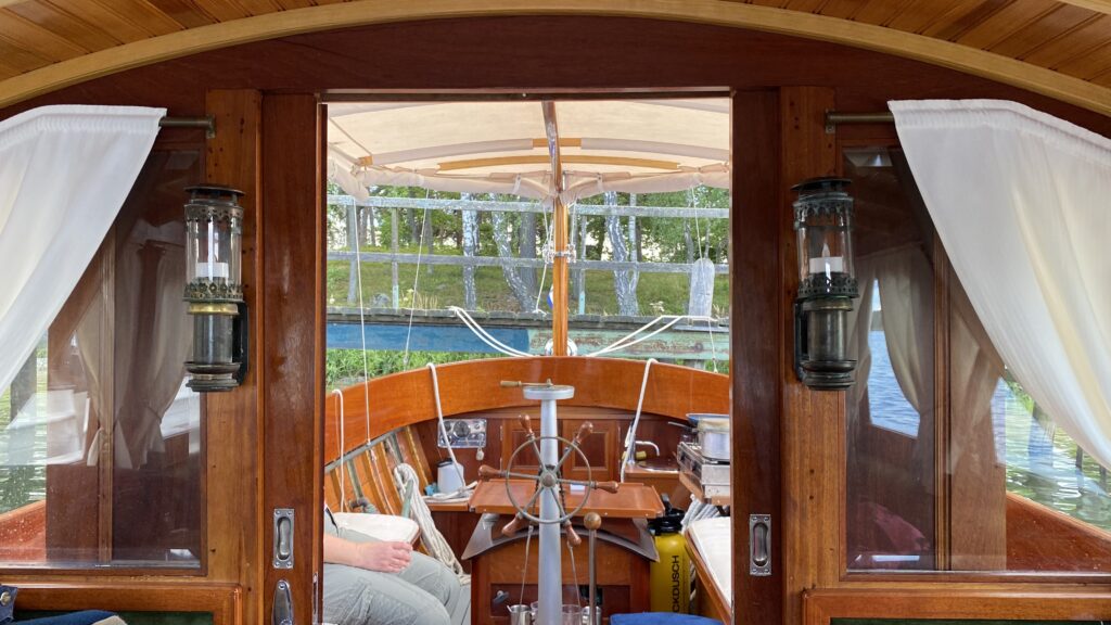 Vi Tres facettslipade salongsfönster, gardiner, luckor och andra detaljer tar dig med på en resa tillbaka till hur det kunde ha känts ombord för 120 år sedan. Foto: Martin Prieto Beaulieu