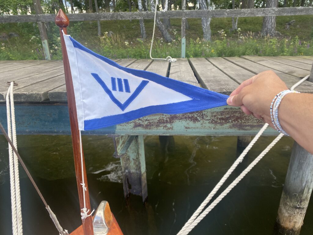 Vi Tre har en egen standert, igenkänningsflagg, som hon stolt bär i stäven. Foto: Martin Prieto Beaulieu