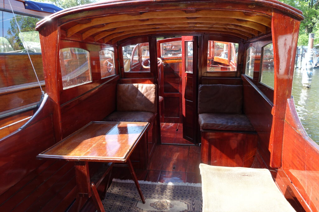 Rakets historia visar hur en snabb öppen motorbåt kan anpassas när behoven förändras: någon gång efter Glas-Kalles tid byggdes den öppna tvåsittbrunnaren om med halvsalong, så att passagerarna kunde sitta skyddade från väder och vind. Foto: Loris Charter