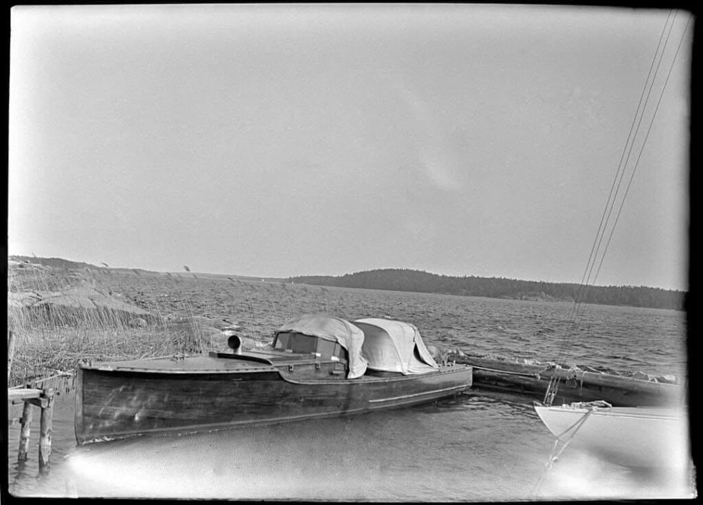 Raket är en snabbgående motorbåt med två sittbrunnar, ritad för fart och sommarens snabba turer. Foto: Loris Charter