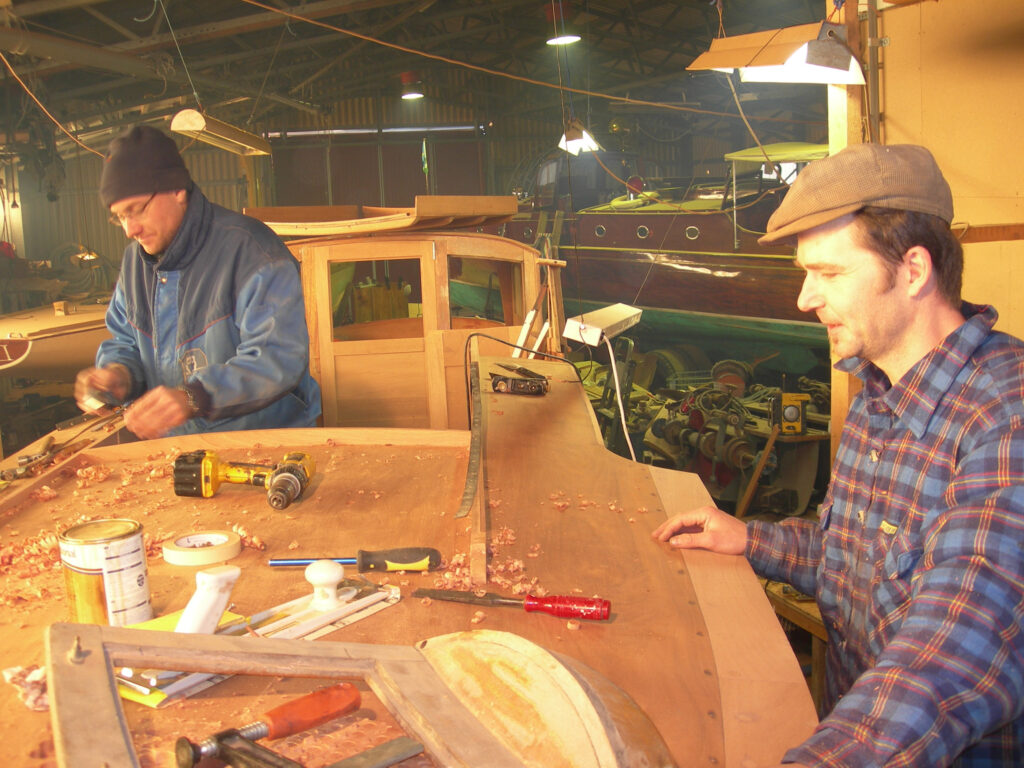 Renoveringen blev omfattande: köl, flera bord under vattenlinjen samt både för- och akterdäck byttes ut. Här syns Mattias och båtbyggaren Greger Andersson i arbetet med fördäcket. Foto: Mats Arrhénborg