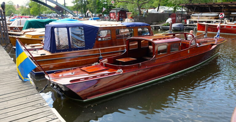 Raket har sin hemmahamn på Pålsundet i Stockholm hos Heleneborgs Båtklubb, som samlar landets största antal C.G. Pettersson-båtar. En självklar sommarutflykt för dig som vill uppleva klassiska motorbåtar på nära håll. Foto: Loris Charter