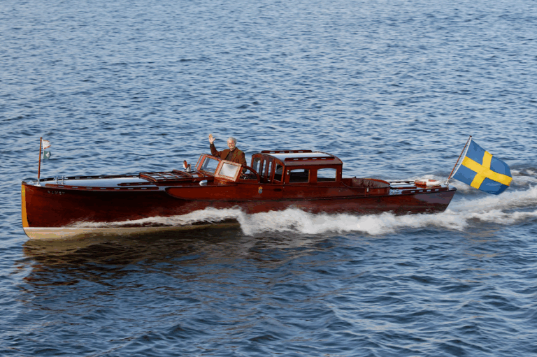 Raket på marsch: en snabbgående Pettersson som fortfarande känns lätt och livlig i vattnet – här med nuvarande ägare Mats Arrhénborg bakom rodret. Foto: Loris Charter