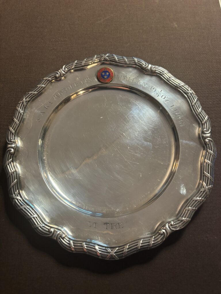 Prisplakett – Vi Tre deltog tidigt i motorbåtstävlingar och uppmärksammades för sin fart och sjöegenskaper. Foto: Anders Grahn