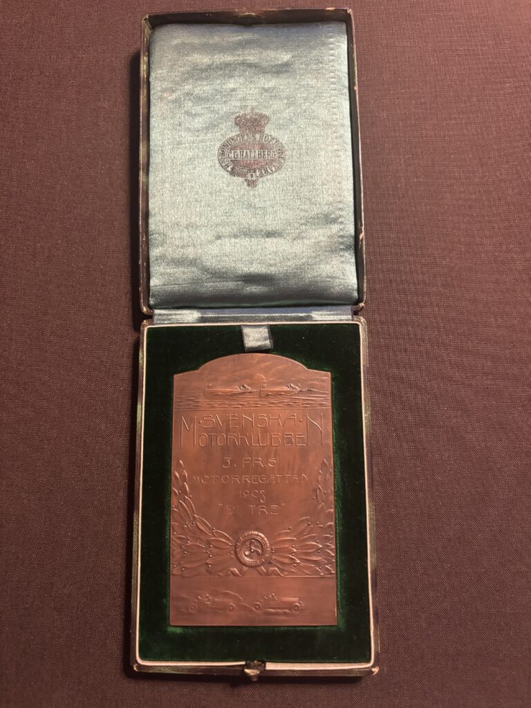 Plakett 1908 – enligt Svenska Seglaren erövrade Vi Tre både Kungliga Automobilklubbens och Svenska Motorklubbens plaketter. Foto: Anders Grahn