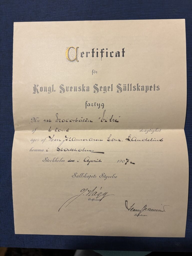 KSSS-registrering 1907 – Vi Tre registrerades i Kungliga Svenska Segelsällskapet i april 1907, kort efter att båten färdigställts på Gustaf Ericssons Automobilfabrik i Liljeholmen en gåva av familjen Öhrstedt. Foto: Anders Grahn