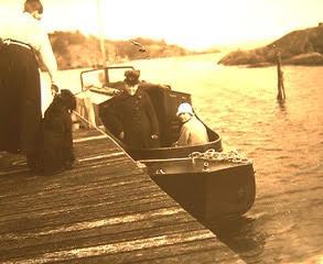 Rosa II vid bryggan på Singleön, båtens hemmahamn. Nils Pedersen använde båten flitigt för att pendla de fyra nautiska milen mellan sommarstället på Singleön och Fredrikstad. Foto: Privat