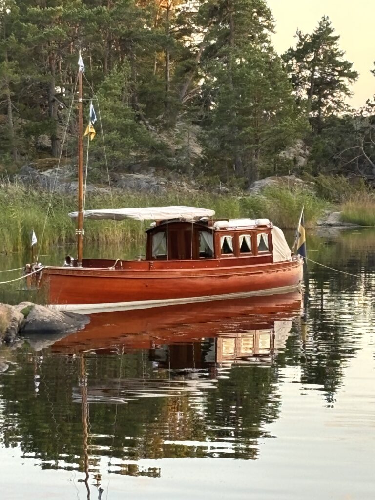 Vacker som en tavla – knappast kunde C.G. Pettersson ana att Vi Tre skulle överleva sin skapare och bli över 120 år gammal. Foto: Anders Grahn