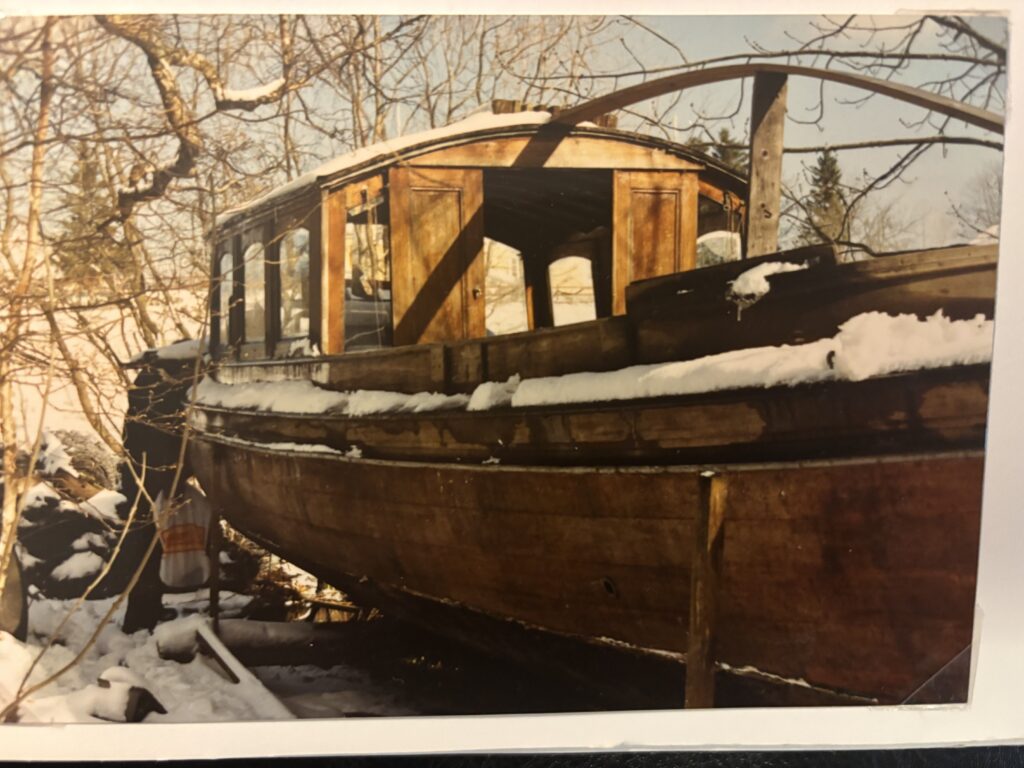 Räfsnäs, tidigt 1990-tal – efter år i träda och svårt förfall stod Vi Tre upplagd i en skogsdunge i Roslagen. Här började återresan. Foto: Anders Grahn