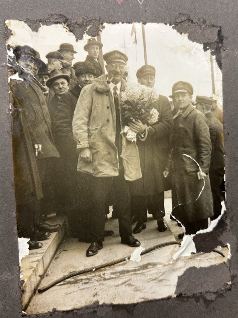 C.G. Pettersson (1876–1953) med pipa och skepparmössa i samband med långresan runt Skandinavien 1925 ombord på Wiking X. Konstruktören som bidrog till att fler kunde ta sig ut till sjöss – och som gav namn åt en hel båttyp: ”Petterssonbåten”. Foto: Sjöhistoriska museet