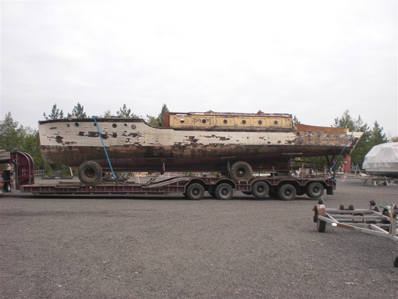 Thelma anländer på maskintrailer till båtklubben på Lidingö från Rimforsa. En tuff syn – men också starten på en räddning med stor potential: en av C.G. Petterssons stora jakter. Foto: Daniel Nordenskjöld