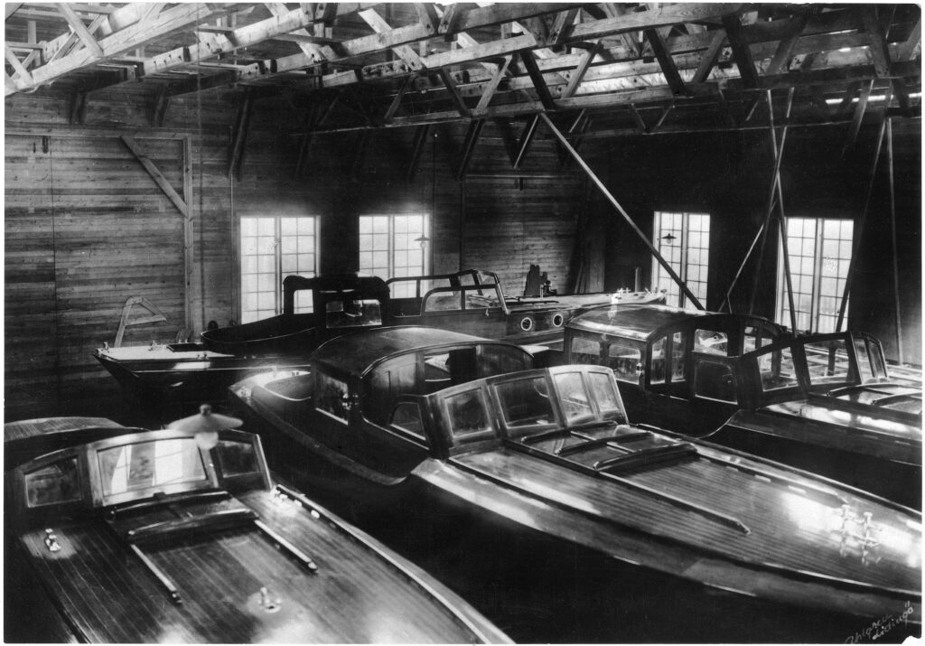 Stora verkstaden på Fröbergs båtvarv, Lidingö, 1933. Mellan första och andra världskriget hade varvet sin glansperiod. Karl Fröberg hade sex, ibland sju fast anställda, och byggde nästan uteslutande på beställning. Foto: Sjöhistoriska museet