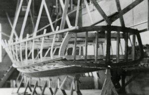 Fröbergs varv på Lidingö, 1930-tal. Båtbygge i stora verkstaden: kölsträckning och spantresning är klara, sänten är fastsatta och bordläggningen har börjat. Foto: Sjöhistoriska museet