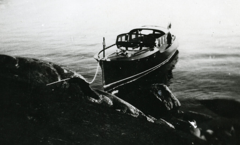 M/Y Margona i klassisk skärgårdsmiljö. Båtens dokumenterade proveniens stärks av en komplett ägarlängd. Foto: Sjöhistoriska museet