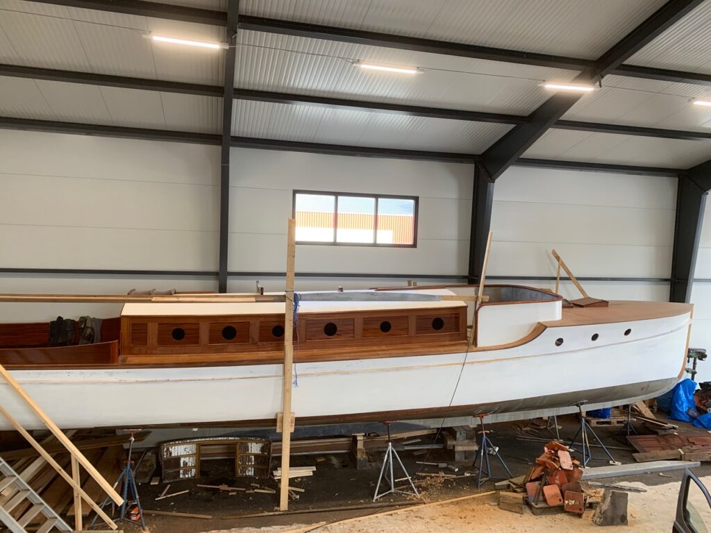 Skrovet är i princip helt nytt – stora delar av originalstrukturen var ruttet eller sönderrostat. Samtidigt är den historiska inredningen, skotten, många beslag och de stadiga teakdurkarna bevarade och återställs till originalutförande. Foto: Thelma1916