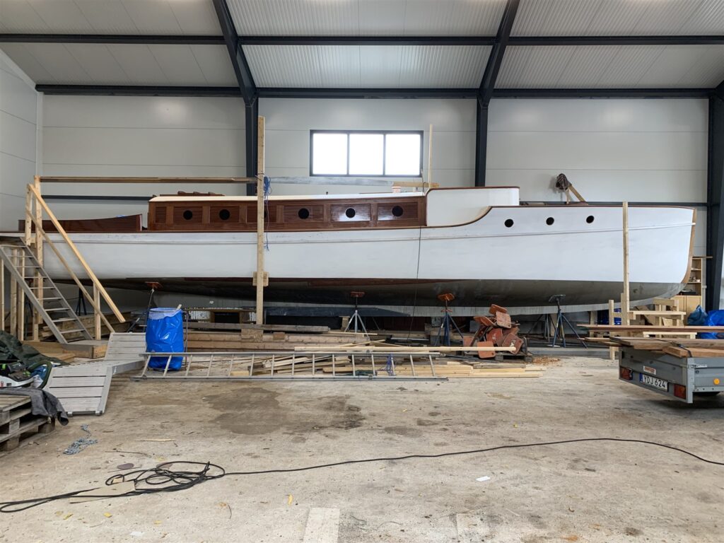 C.G. Petterssons linjer känns igen i denna utomskärs motorkryssare på 16 x 3,2 meter. Ritad 1915 och sjösatt 1916, har hon burit många namn – men i dag åter bär hon sitt ursprungliga namn Thelma IV. Foto: Thelma1916