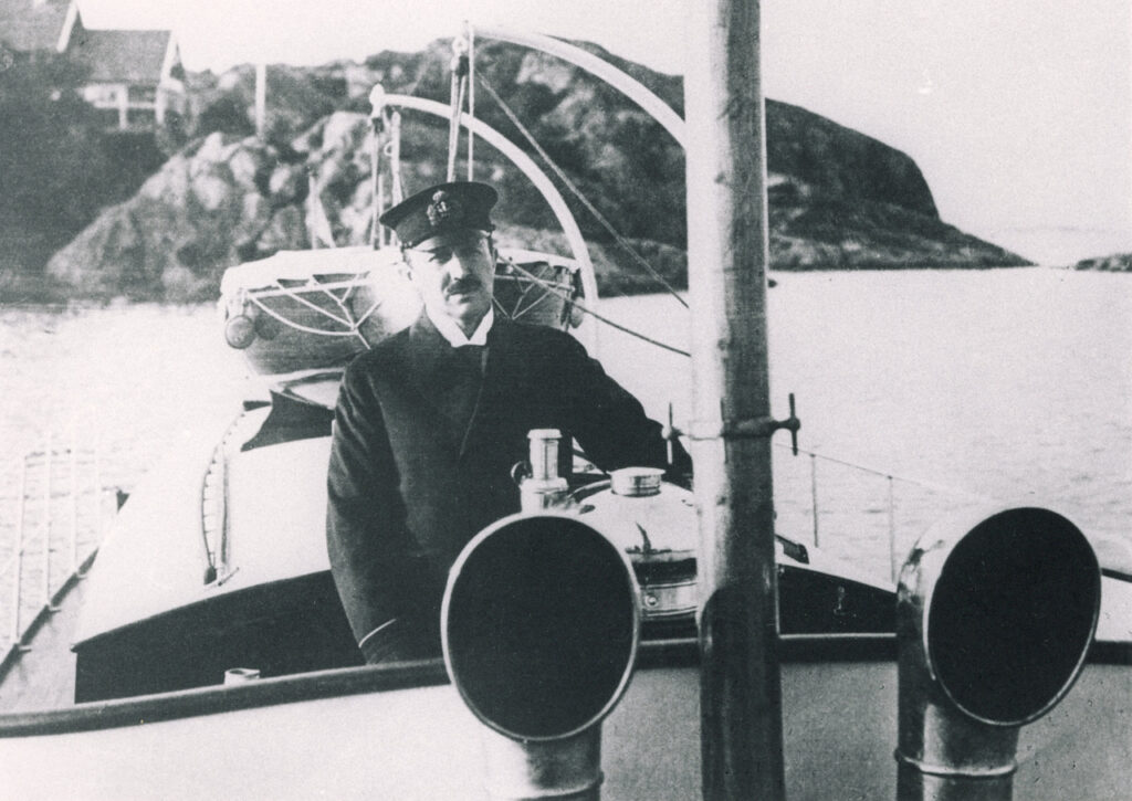 Direktör Gunnar Rickard Tellander på kommandobryggan på Gladan, iförd frivilliga motorbåtskårens uniform. Bilden är tagen vid Lugnet, utanför Köpstadsö. Foto: Thelma1916
