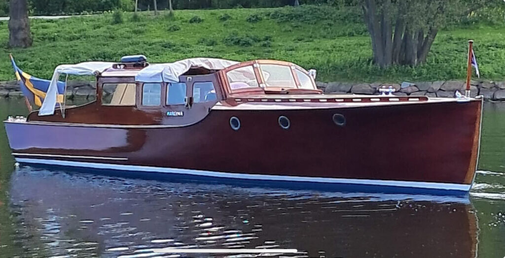 M/Y Margona (1934) vid brygga – ett Fröbergsbyggt CGP-original i mahogny. Foto: Christopher von Wachenfelt