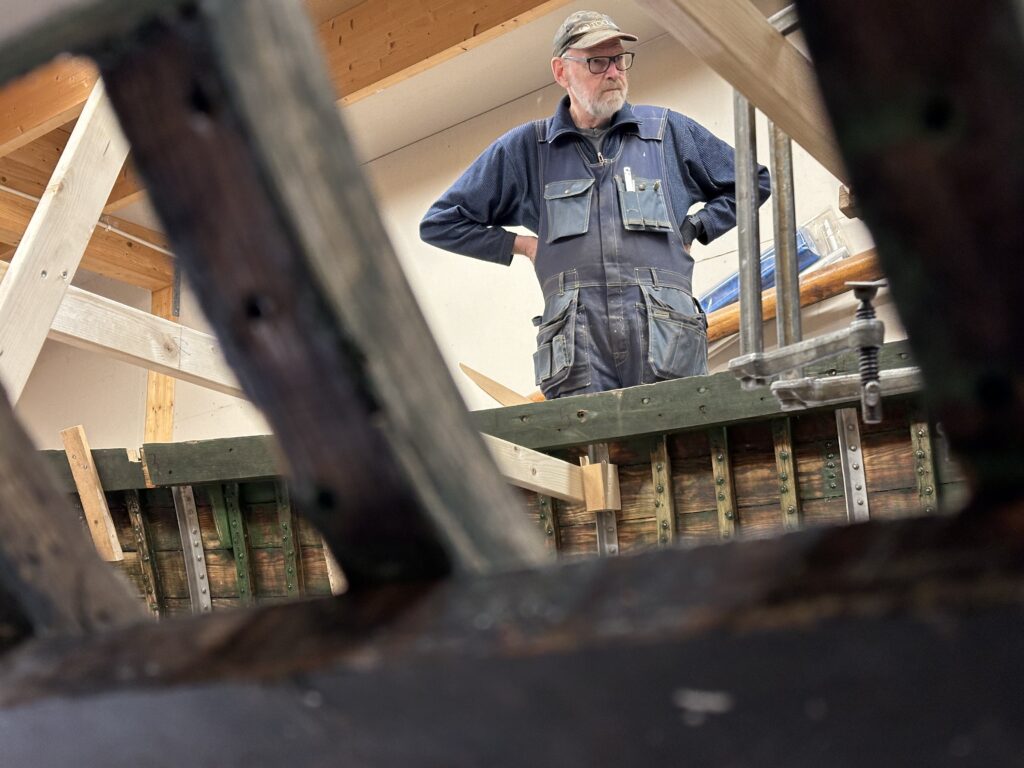 MYS Hederspris 2026 till Thomas Larsson – båtbyggare, mentor och eldsjäl som i över 50 år bidragit till att föra träbåtshantverket vidare. Foto: Martin Prieto Beaulieu