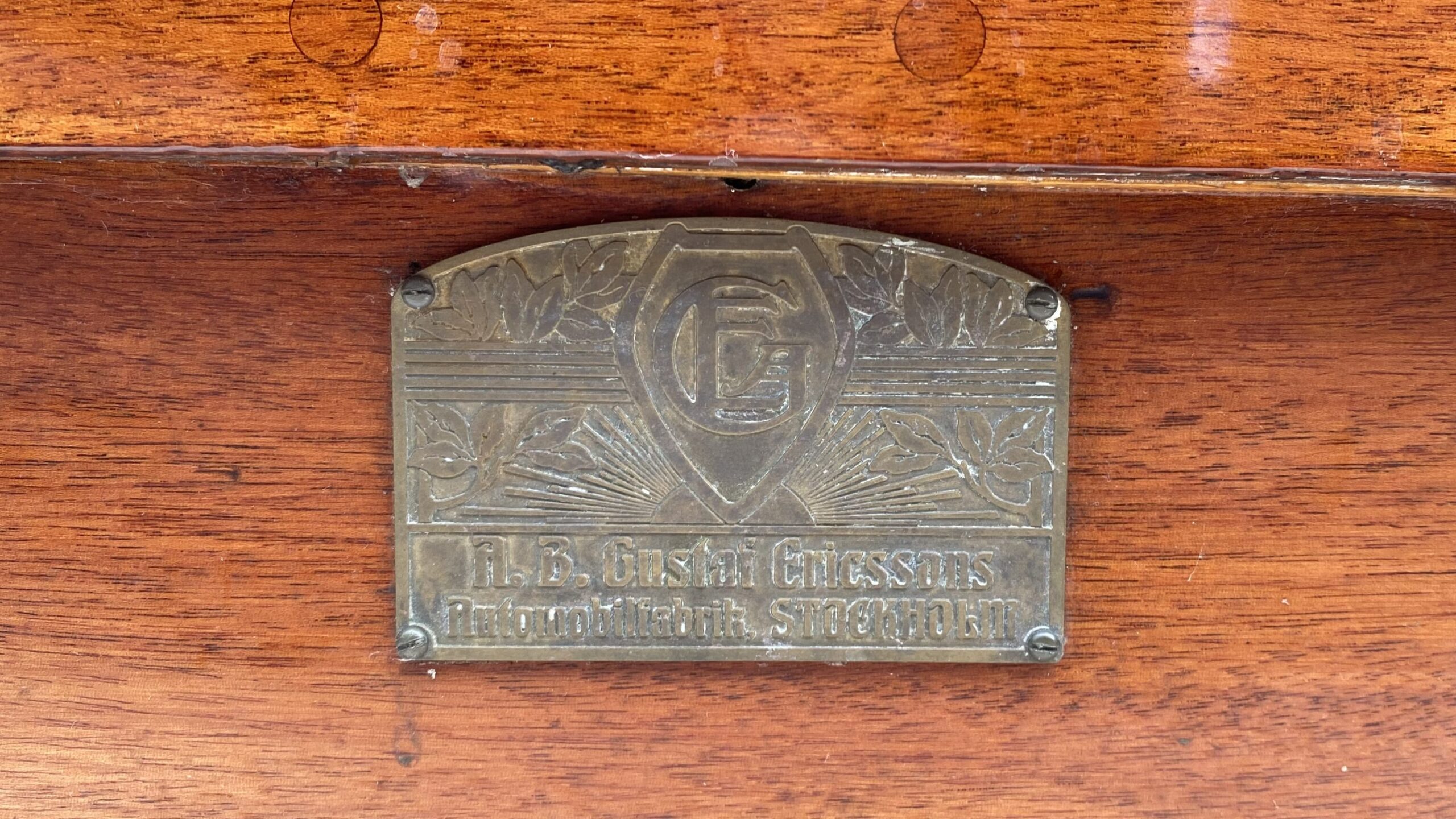 På den utsmyckade tillverkarplåten syns GEA:s monogram och texten ”A.B. Gustaf Ericssons Automobilfabrik, Stockholm. Foto: Martin Prieto Beaulieu