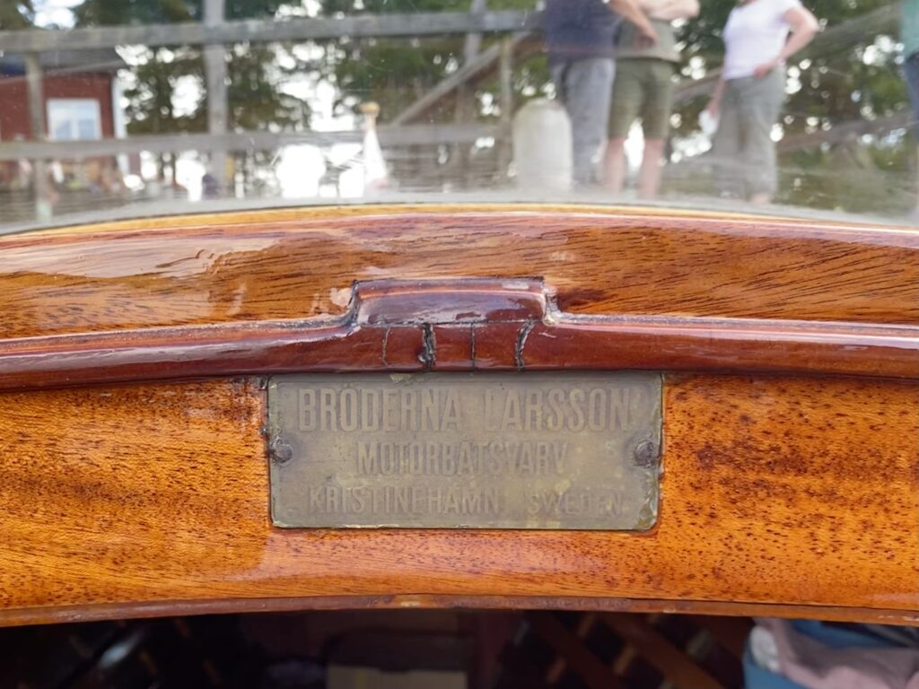 Bröderna Larsson, Motorbåts varv, Kristinehamn – en liten skylt som bär ett helt varvsarv. Här byggdes många Petterssonbåtar genom åren. Foto: Martin Prieto Beaulieu