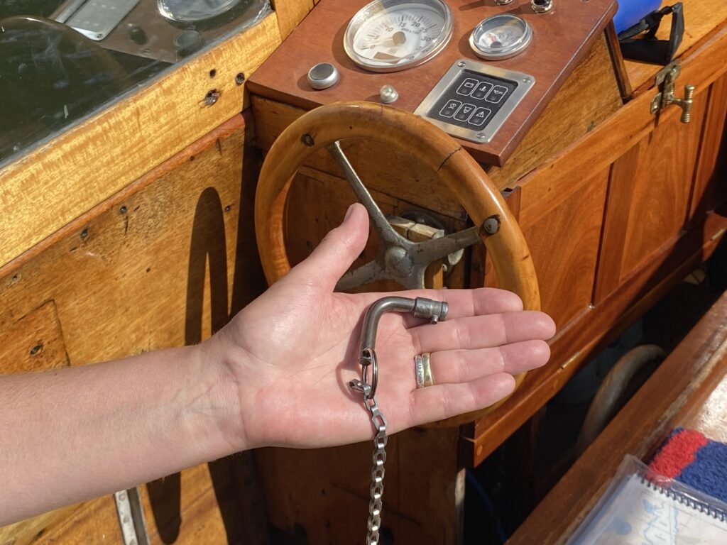 Originaldetaljerna som bär känslan: spegeln i ruffen, lanternorna – och de små tingen som gör helheten. Foto: Martin Prieto Beaulieu