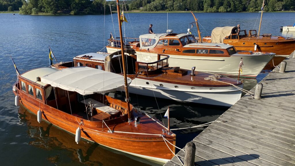 Vi Tre tillsammans med andra skönheter i samband med CGP-Sällskapets sommarträff 2022 på Heleneborgs Båtklubbs klubbholme Idskär i Ekerö kyrkfjärd, Mälaren. Foto: Martin Prieto Beaulieu