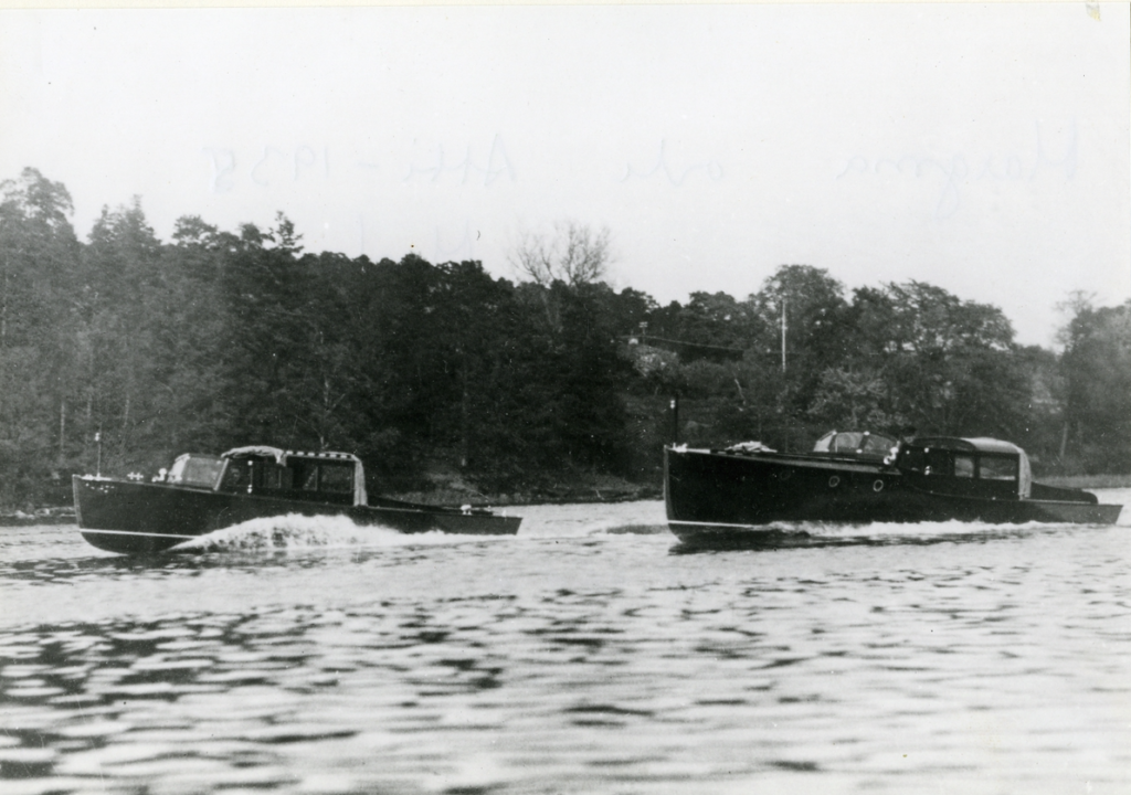 Två Fröbergsbåtar: ATTI (t.v., byggd 1935, tillv.nr 80) och MARGONA (t.h., byggd 1934, tillv.nr 70). Foto: Sjöhistoriska museet
