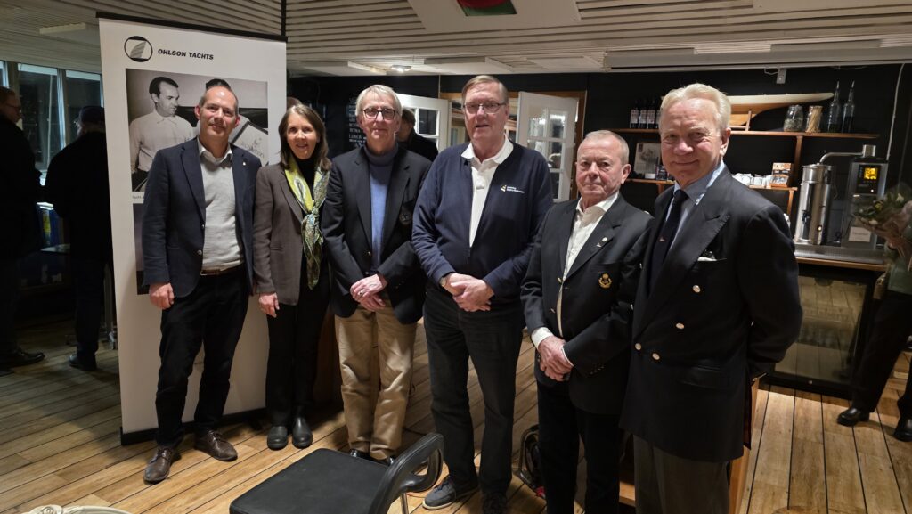 Från vänster, Johan Bystedt, tf ordförande GKSS, Lutz von Meyerinck, initiativtagare TOP, The Ohlson Project, Gustaf Holgersson, historiska utskottet Svenska Seglarförbundet, Anders Andrén och Robert Sinclair historiska utskottet GKSS. Foto: Svenska Seglarförbundet