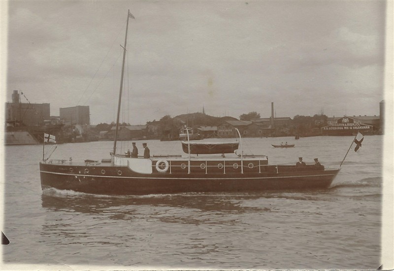 Thelma 1916 i Göteborgsflottiljens tjänst utanför Eriksbergs varv. Svenska flottans gös förs, och galjadeten i masttoppen markerar vice kårchef (både Flobeck och Tellander hade den rollen). Thelma användes som flottiljens vice chefsfartyg, vilket framgår av samtida tidningsnotiser. Foto: Max Thimmig