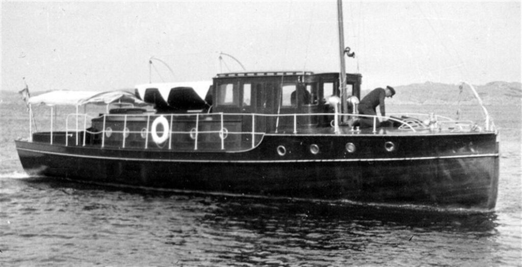 Intra med styrhytten som byggdes 1925. Båten stannade hos Ole Christian Olsen i 26 år, och bland gästerna fanns vid ett par tillfällen även Jussi Björling. Foto: Thelma1916