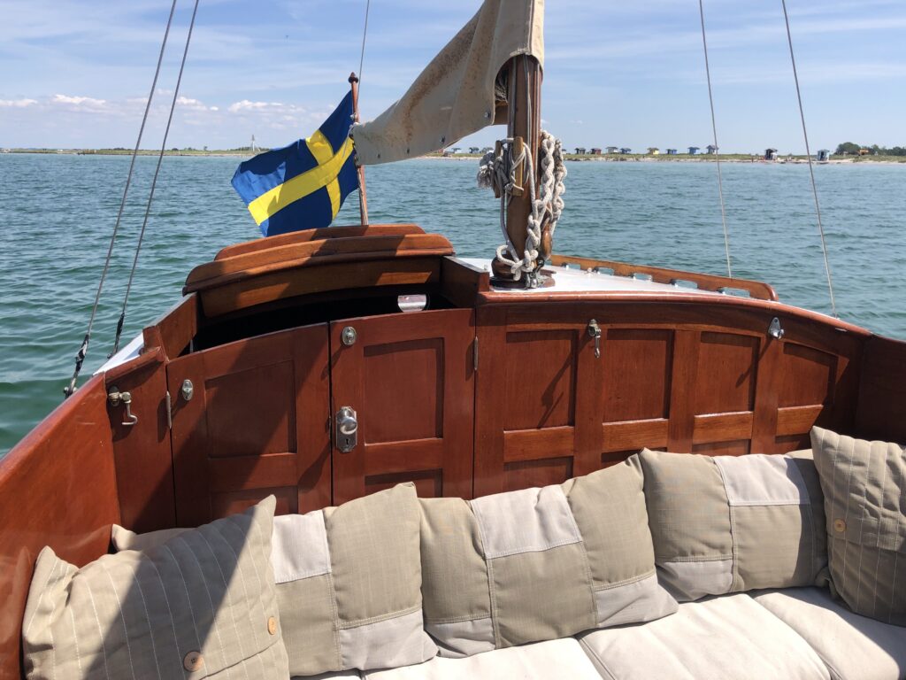 Aktern på SINGUN: en väl genomtänkt fritidsbåt byggd för bruk – med akterruff och två kojer. Foto: SINGUN