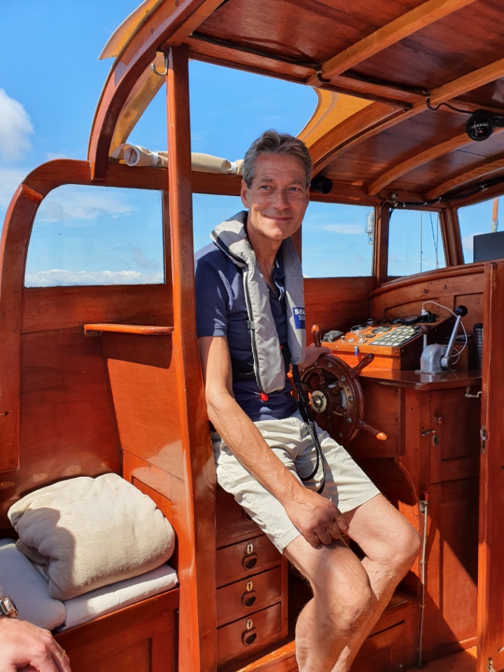 Robert Bengtsson och hans SINGUN tilldelades MYS-H/C:s vandringspris 2025 – en utmärkelse för långvarig, varsam vård och bevarande av den ketchriggade utomskärsmotorkryssaren från 1934. Foto: SINGUN