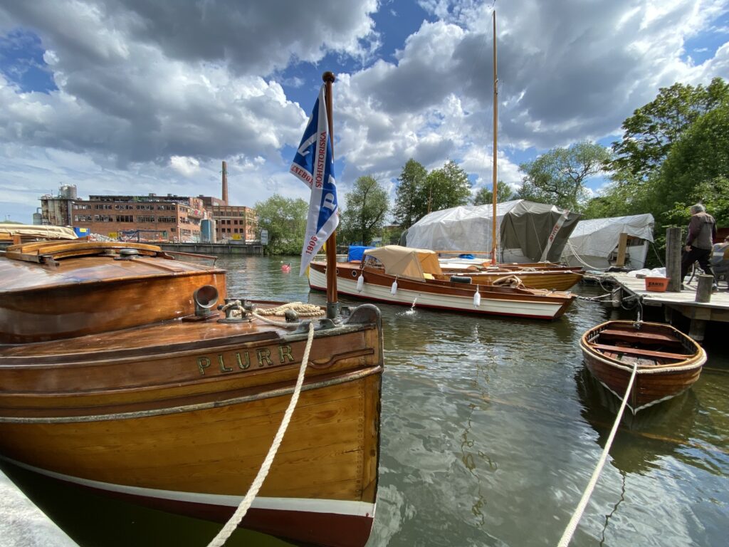 Plurr på besök hos Träbåtssällskapet Skeppsmyran i Gröndal, Stockholm – en museibåt som får synas i sitt rätta element, bland träbåtar, hantverk och levande båtliv. Foto: Martin Prieto Beaulieu