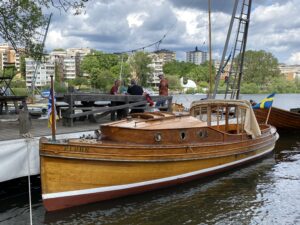 Plurr i Gröndal, vid bryggan hos Träbåtssällskapet Skeppsmyran – bland doften av tjära och trä, där det flytande kulturarvet fortfarande får flyta. Foto: Martin Prieto Beaulieu