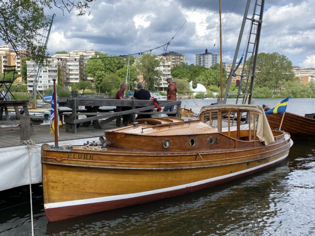 Plurr i Gröndal, vid bryggan hos Träbåtssällskapet Skeppsmyran – bland doften av tjära och trä, där det flytande kulturarvet fortfarande får flyta. Foto: Martin Prieto Beaulieu