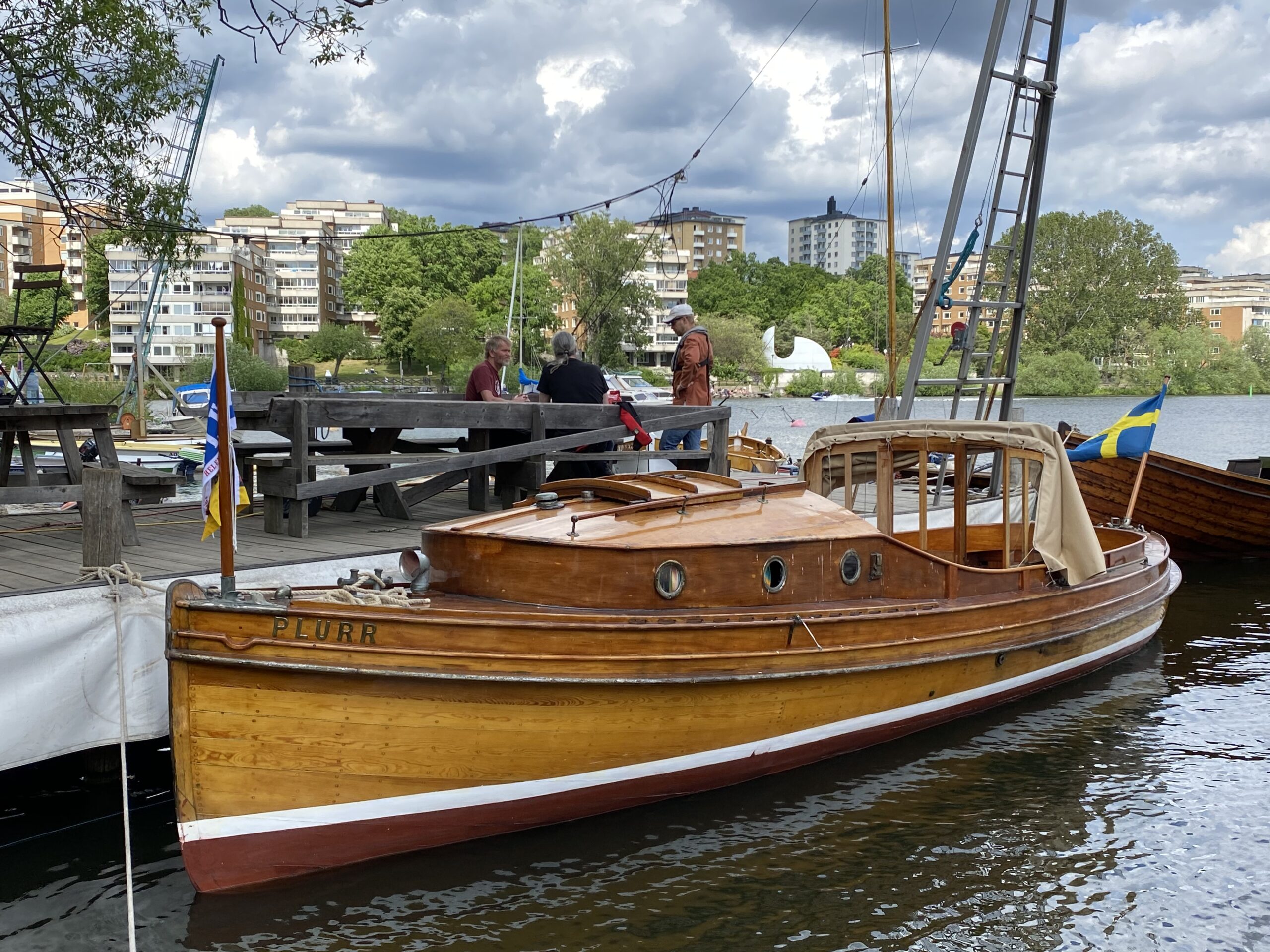 Plurr i Gröndal, vid bryggan hos Träbåtssällskapet Skeppsmyran – bland doften av tjära och trä, där det flytande kulturarvet fortfarande får flyta. Foto: Martin Prieto Beaulieu