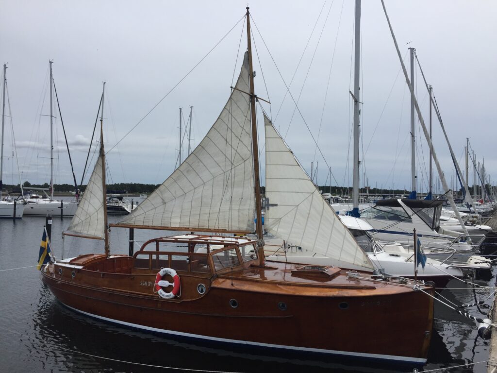Under motorbåtarnas barndom var segelriggen en självklar trygghet – motorerna var ännu inte så pålitliga att man vågade släppa seglen. Foto: SINGUN