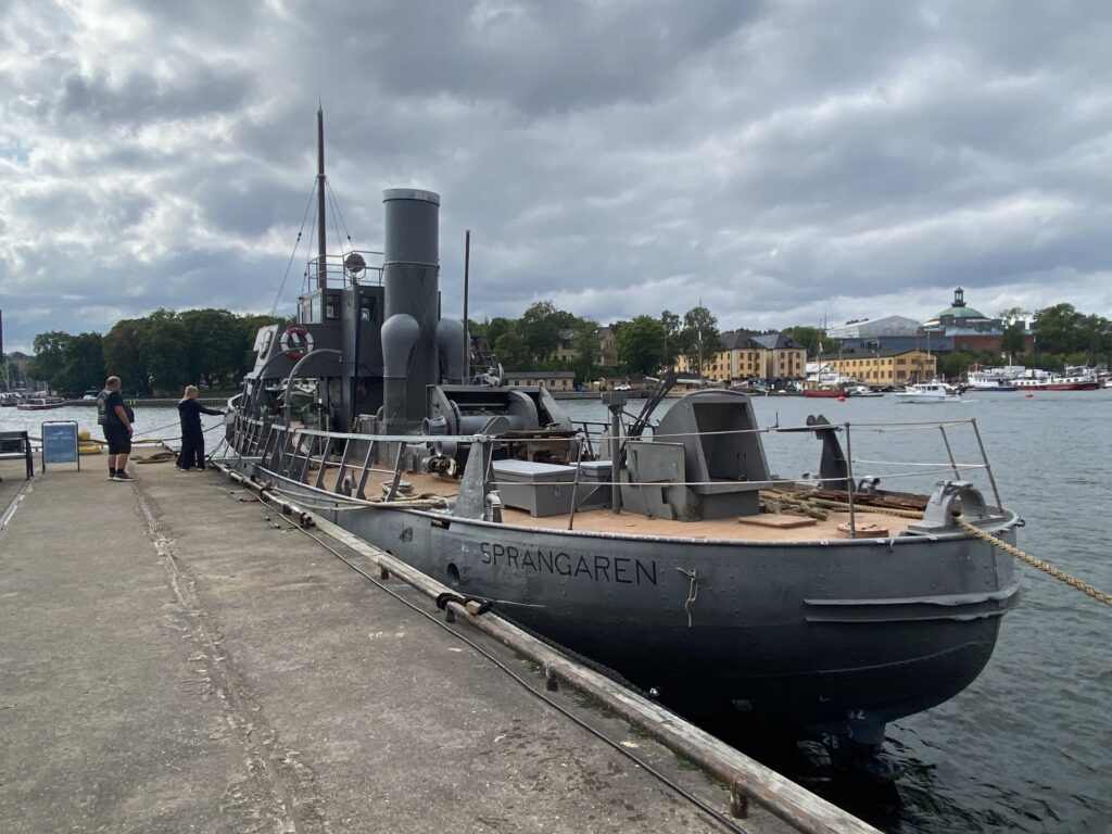 När det svenska marinförsvaret behövde stärkas i början av 1900-talet samlade privata initiativ in pengar genom Svenska Pansarbåtsföreningen. Efter att pansarskeppet Sverige byggts och levererats till marinen 1917 återstod medel, som användes till de tre mångsidiga ångfartygen Sökaren, Sveparen och Sprängaren. Fartygen togs i tjänst 1917–1918 och användes för minsvepning, minläggning, bogsering och isbrytning. Sprängaren och Sveparen deltog även i bärgningen av Vasa 1959. Foto: Martin Prieto Beaulieu