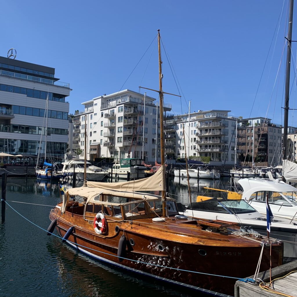 I Falsterbokanalen sticker SINGUN ut bland plastbåtarna – en mäktig träbåt, dubbelruffad utomskärsmotorkryssare med ketchrigg. Foto: SINGUN