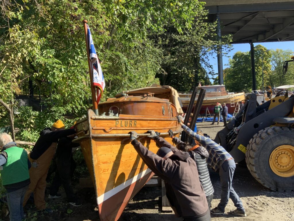 Mellan 2016 och 2024 låg Plurr hos Heleneborgs Båtklubb (HBK) i Pålsundet, Stockholm – ett uppmärksammat samarbete där museibåten kunde bevaras genom bruk och visas för allmänheten i sitt rätta element. Foto: Martin Prieto Beaulieu