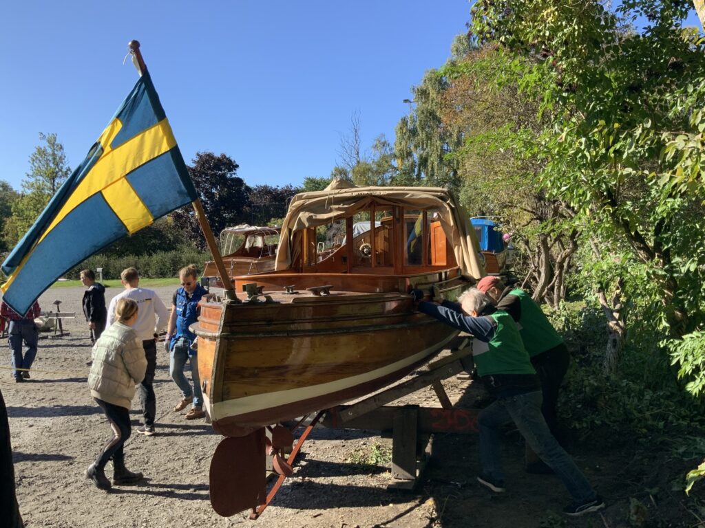 Genom intervjuer med Carl-Erik Arcini kunde Eva och Stefan Iwanowski senare teckna ner båtens historia – en lång berättelse där Plurr brukas av flera generationer och där anekdoterna avlöser varandra. I dag finns den att läsa på Heleneborgs Båtklubbs (HBK) båtsida. Foto: Martin Prieto Beaulieu