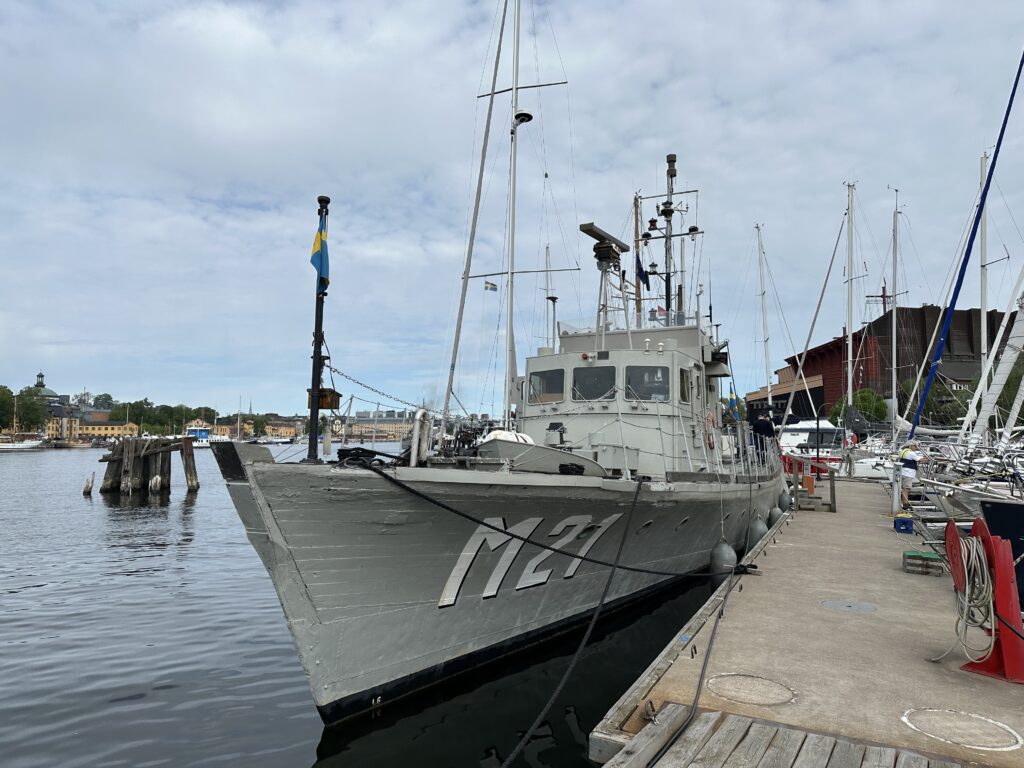 M 21 levererades till flottan 1941 av Norrköpings Varv & Verkstad och tjänstgjorde i över 66 år – först som minsvepare, senare som röjdykar- och utbildningsfartyg. Hon var det sista träfartyget i aktiv tjänst inom örlogsflottan när befälstecknet halades den 28 augusti 2007. Sedan 2010 är M 21 kulturminnesmärkt av Statens maritima museer. Foto: Martin Prieto Beaulieu