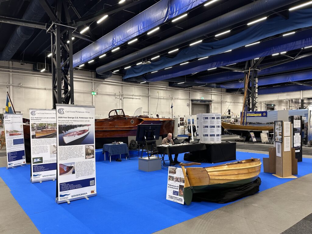 Båthistoriska Riksförbundets monter låg centralt i Classic-avdelningen och samlade förbundet och dess 35 medlemsorganisationer. Här visades bland annat Carl Stuart från 1931, tillsammans med en C.G. Pettersson-utställning, liksom en nyrenoverad Blekingseka, en nybyggd CGP-inspirerad jolle och information om den nordiska klinkbyggnadstraditionen. Foto: Martin Prieto Beaulieu
